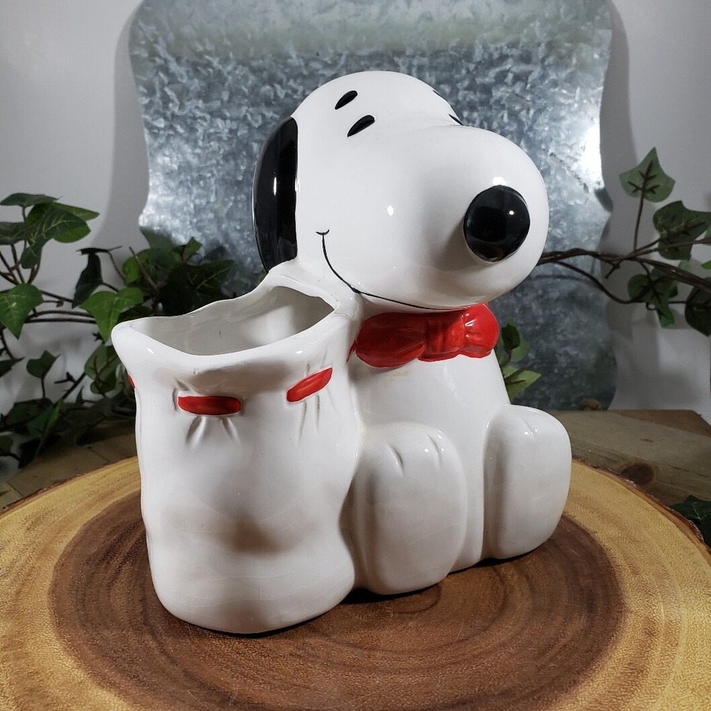 Vintage‎ Peanuts Snoopy with Red Bandanna Leaning against a Sack Planter